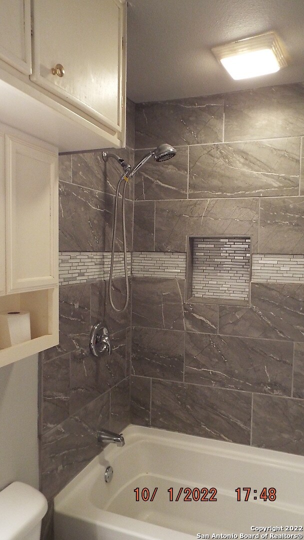 Building Photo - 8032 Laurel Bend