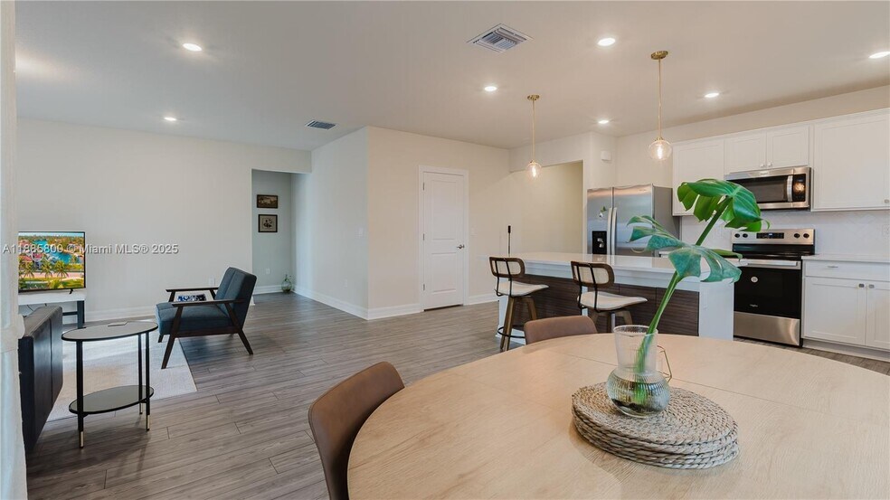 Building Photo - 3001 Hibiscus Ave