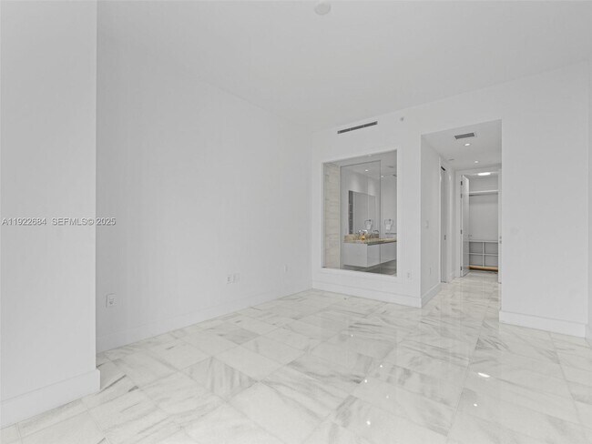 Building Photo - 700 NE 26th Terrace