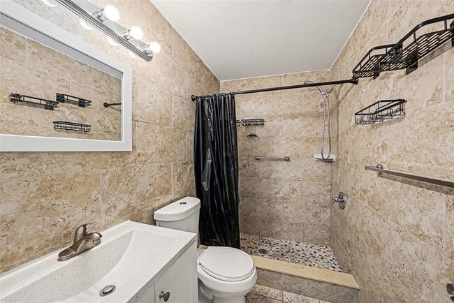 Building Photo - 816 W Minnehaha St