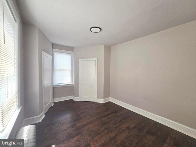 Building Photo - 204 W Duncannon Ave