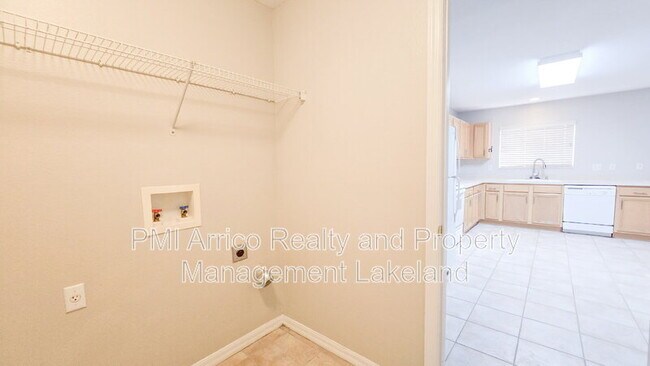 Building Photo - 6955 Lake Eaglebrooke Dr