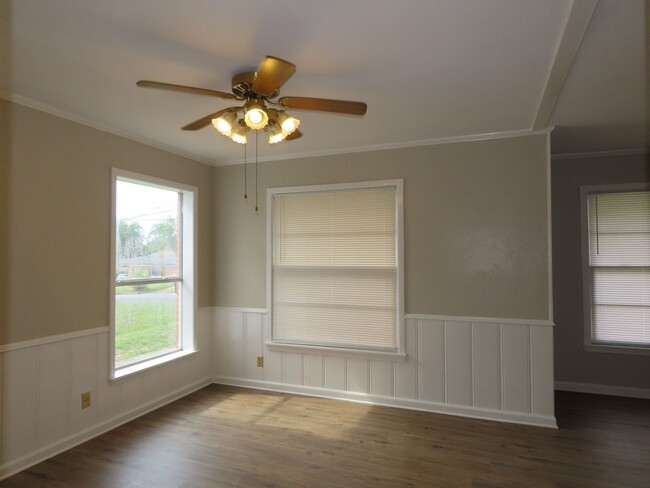 Building Photo - Cozy 2 Bedroom Home