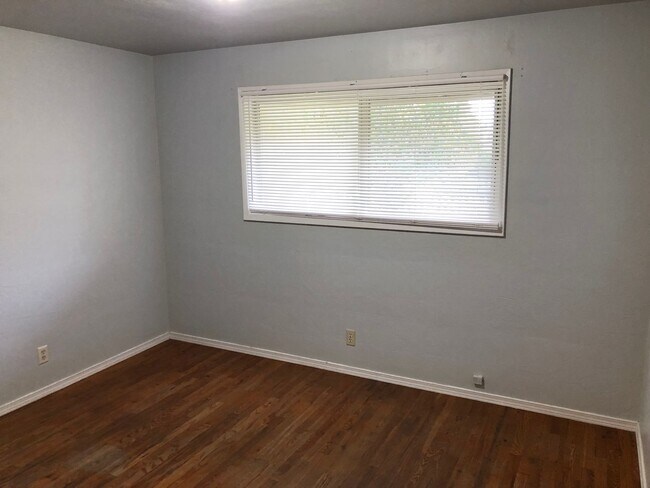 Building Photo - Updated 3 bedroom 1 1/2 bath home with a l...