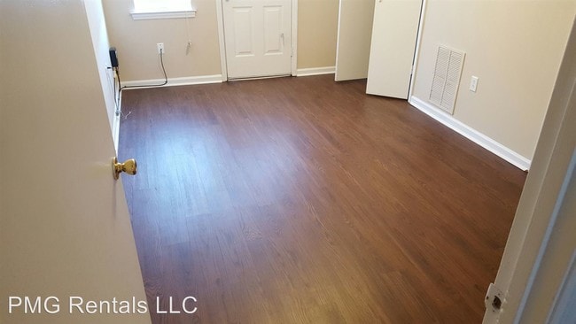 Building Photo - 1 br, 1 bath Room For Rent - 220 Lanier Dr