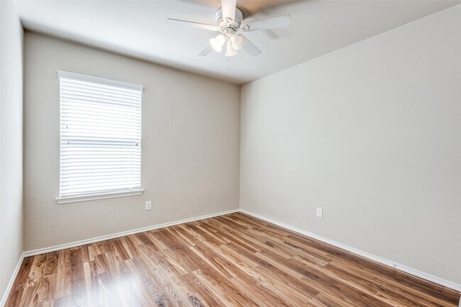 Building Photo - 1101 Rainer Dr