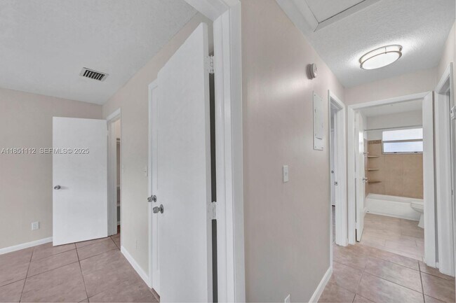 Building Photo - 2610 Riverland Dr