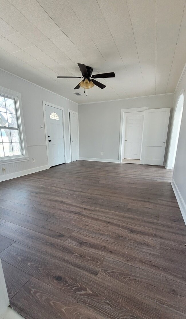 Building Photo - 407 E Defee Ave