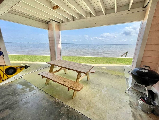 Building Photo - 15946 Innerarity Point Rd