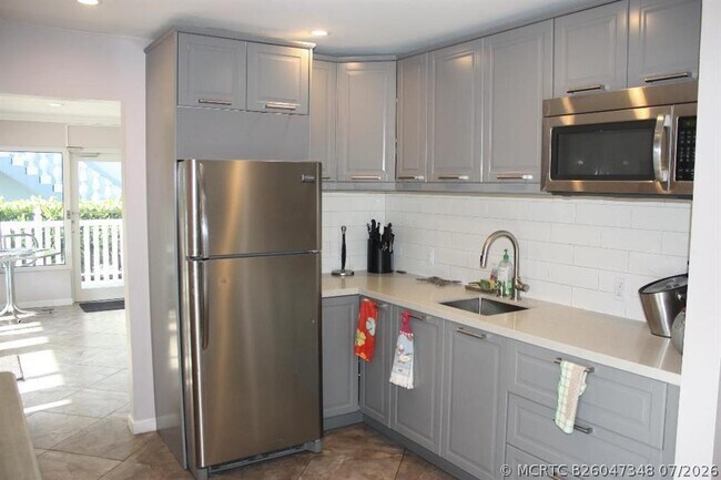 Building Photo - 649 W Oakland Park Blvd