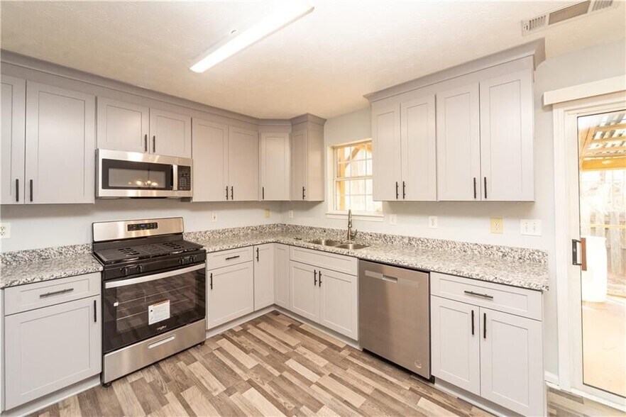 Building Photo - 811 Sugar Oak Ln