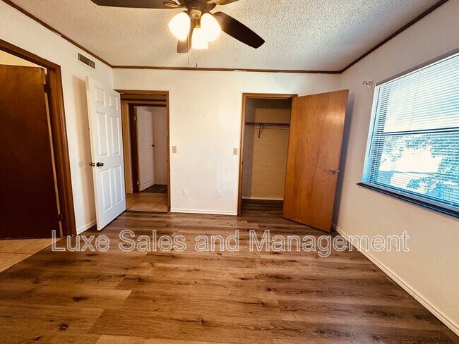 Building Photo - 4110 N Drexel Blvd