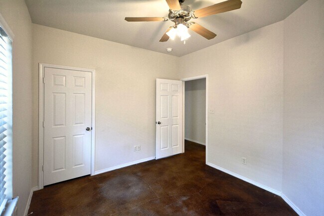 Building Photo - 240a Anne Louise Dr