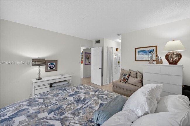 Building Photo - 2200 Park Ln