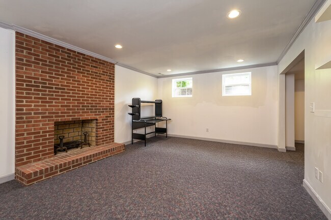 Building Photo - 213 Worthland Ct