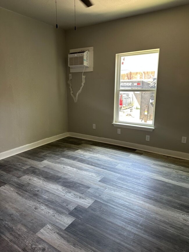 Building Photo - 4 Bedroom and 2 Full Bathroom House in the...
