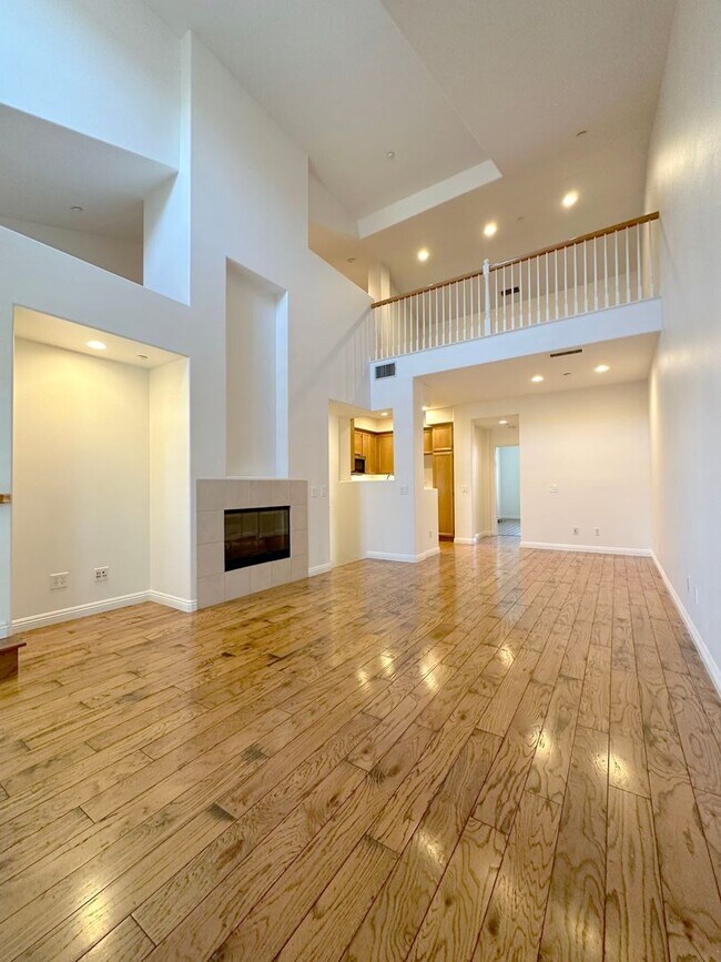 Building Photo - 2 BEDROOM 2.5 BATHROOM WITH LOFT HOME IN HIGHLY DESIRED BERKSHIRE TRACK