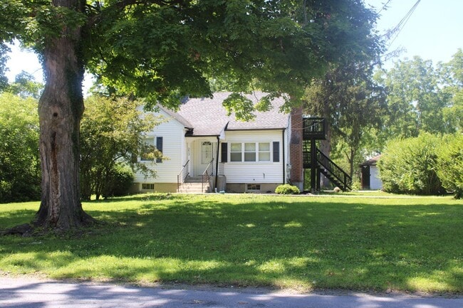 Building Photo - 213 Old Bates Gates Rd