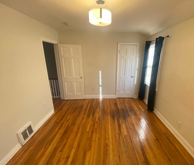 Building Photo - 1140 W 112th St