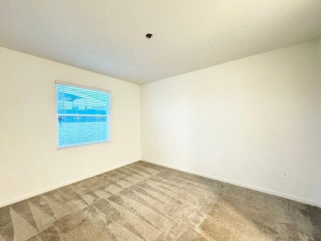 Building Photo - Rare find In-Law suite Home! Single family house with Separate entry and kitchen, laundry set!