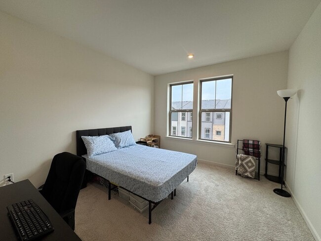 Building Photo - Stylish 3 Bed 2.5 Bath Interior Townhome I...