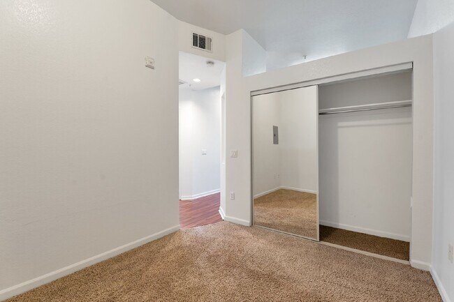 Building Photo - A Great modern 2 Bed / One bath for rent