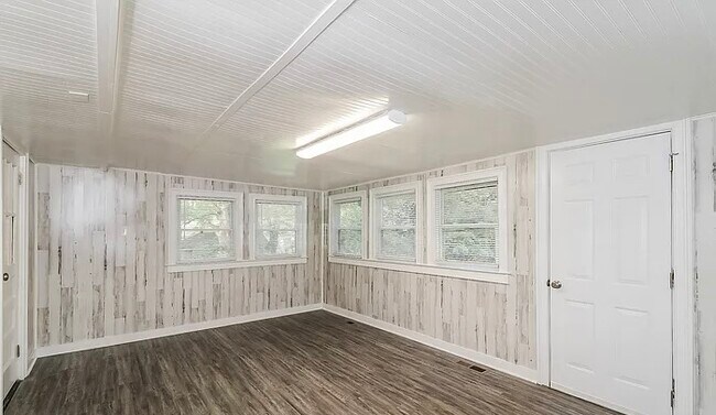 Building Photo - 2296 Lakewood Dr NW