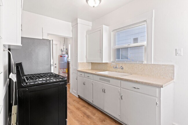 Building Photo - Charming San Leandro Cottage with Modern U...