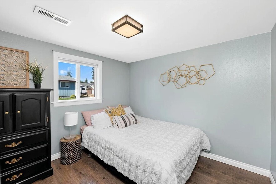 Building Photo - 1101 E Stiner Ave