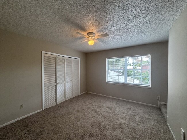 Building Photo - Beautiful 2/2 Townhouse with one car garag...