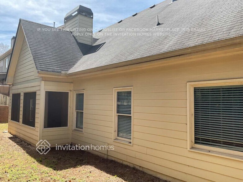 Building Photo - 1085 Chippewa Oak Dr NE