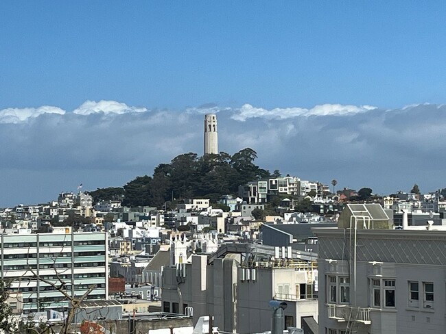 Building Photo - Amazing top floor flat w/views from the un...