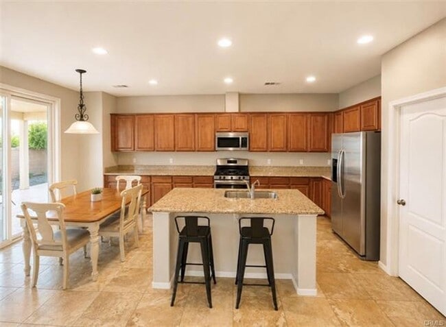 Building Photo - Spacious Single Story Home