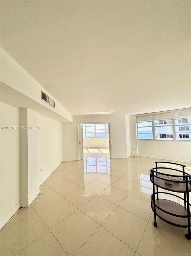 Building Photo - 801 Brickell Bay Dr