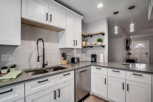 Building Photo - Prime Location - 2-bedroom, 1.5-bath townhome in Central Scottsdale!