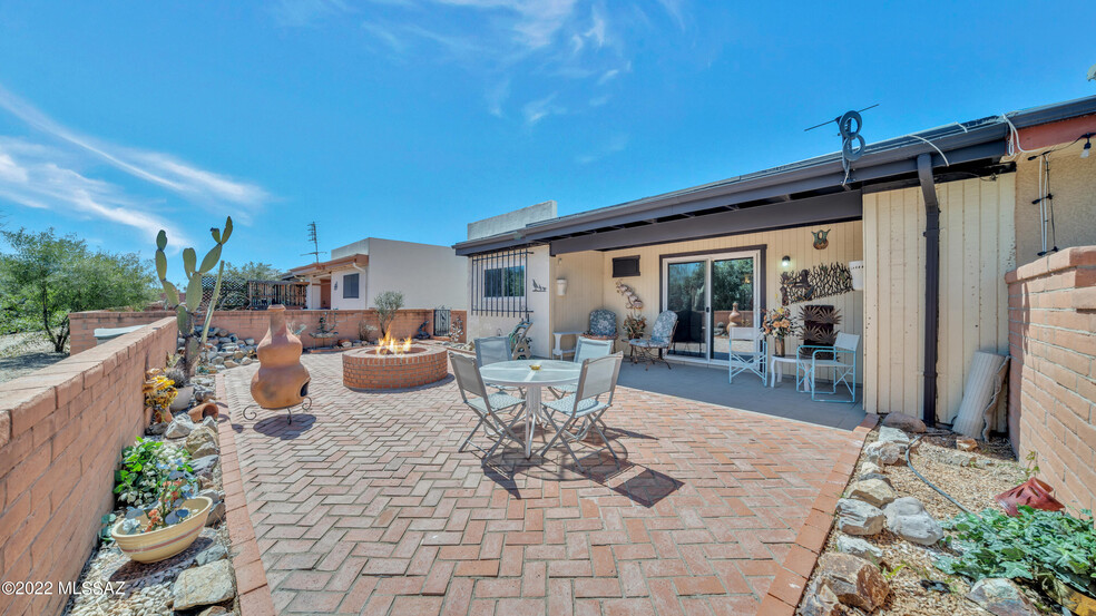 Great outdoor patio - 394 N Calle del Chancero