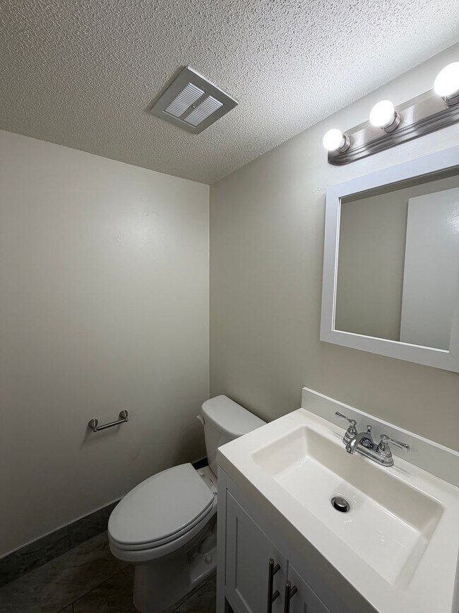 Building Photo - Beautifully Renovated Duplex in Prime Auburn Location