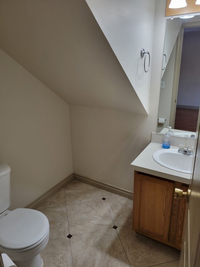 Building Photo - Updated House in NE Salem - Fenced Yard - Pet Friendly