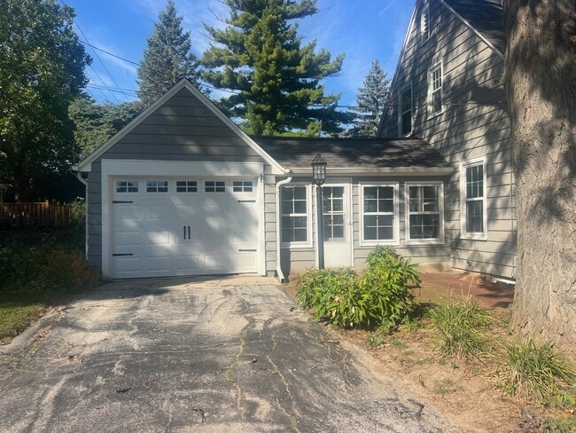 Building Photo - 645 Hi View Ct