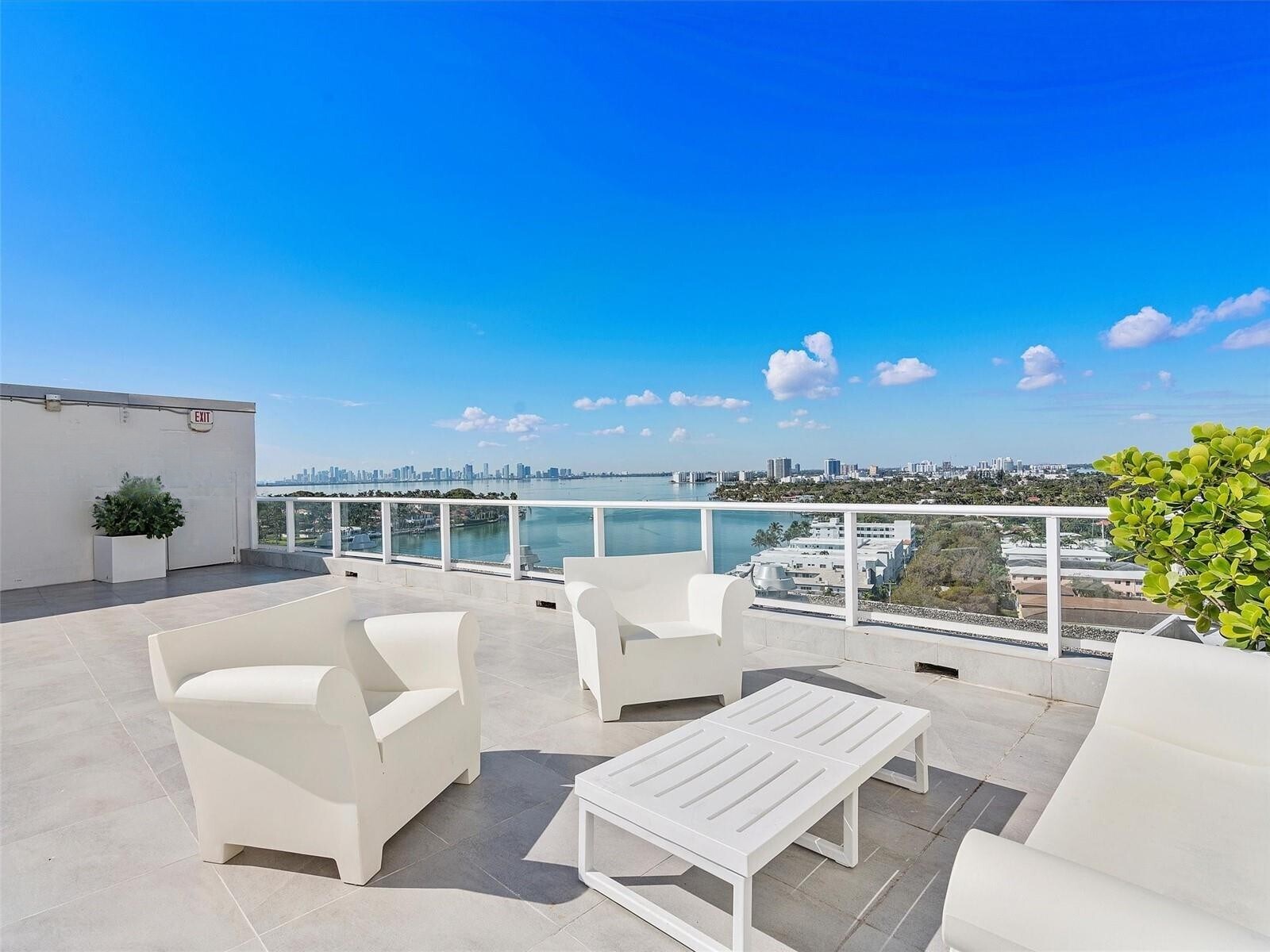 Rooftop patio - 900 Bay Dr