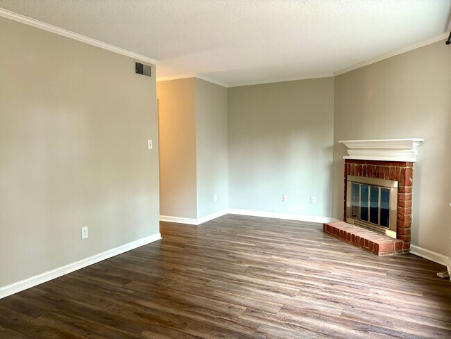 Building Photo - 3 Bedroom Townhome in Western Guilford District