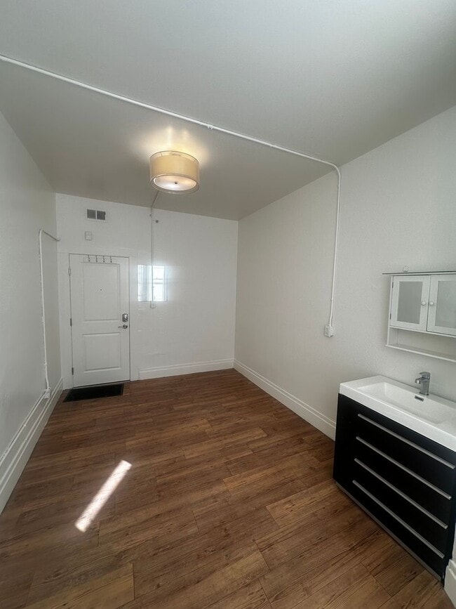 Building Photo - 205 9th St