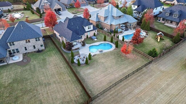 Building Photo - 504 NE Green Creek Rd