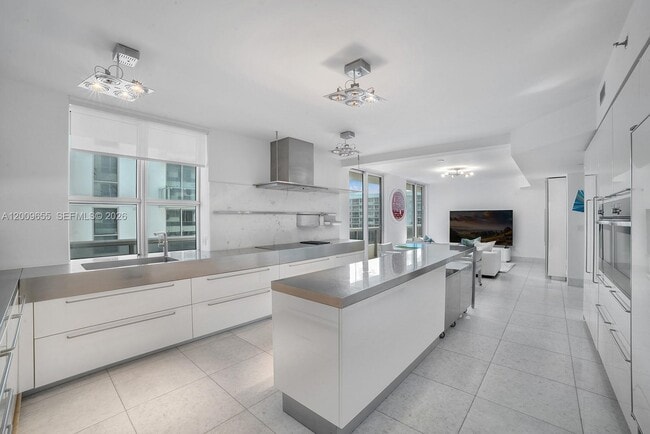 Building Photo - 5801 Collins Ave