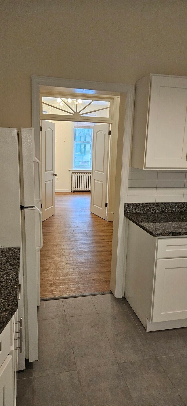 Building Photo - 327 Jackson St