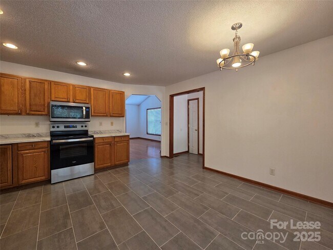 Building Photo - 4641 Hickory Grove Rd