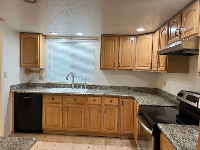 Building Photo - Available now! South Davis Townhome On Ver...
