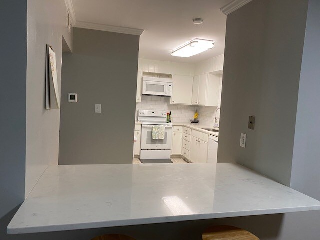 Building Photo - 1002 Woodland Vlg