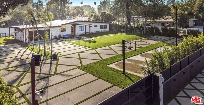 Building Photo - 22616 Oxnard St