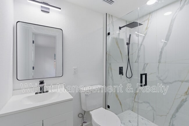 Building Photo - 3029 Corona Dr